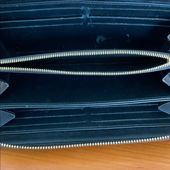 Louis Vuitton - Picture 5 of 12